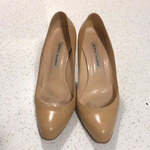 Manolo Blahnik size 39 Nude Almond Toe Pumps